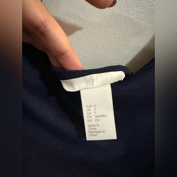 Navy blue tshirt with lack back in size small - Picture 3 of 3